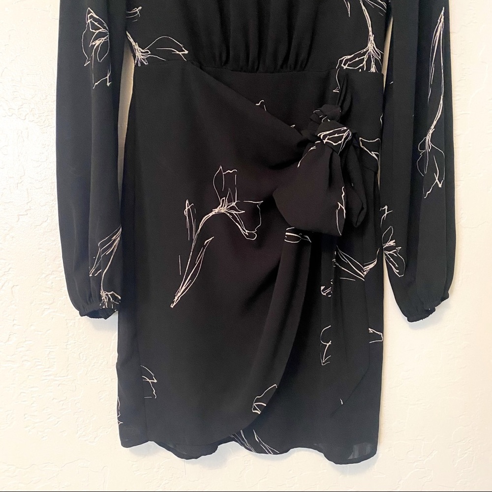 ASTR BLACK FLORAL WRAP MINI DRESS S - Picture 4 of 5